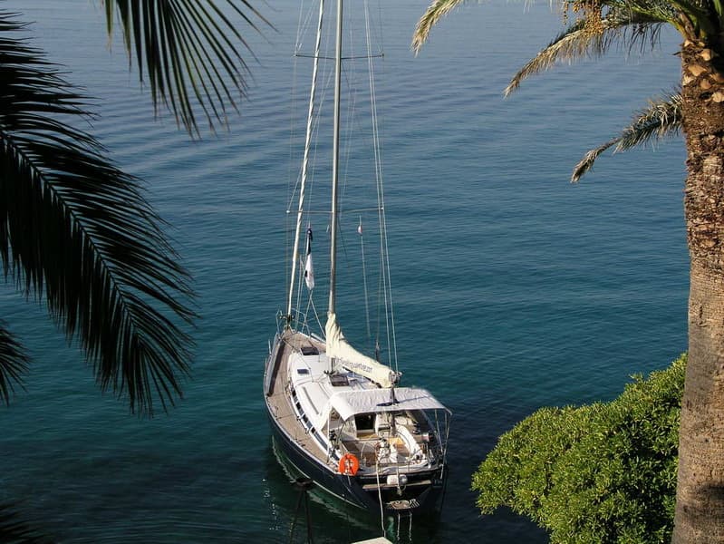 FIU at harbour, blue hull and teak deck